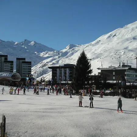 Lumineux Avec Acces Direct Aux Pistes, Balcon Sud Et Proche Des Commodites - Fr-1-344-959